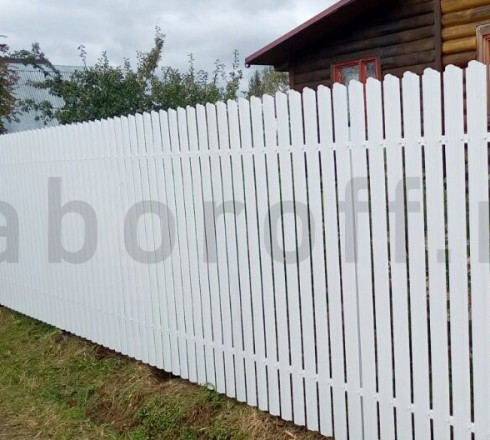 Белый забор из металлического штакетника (RAL 9010) для дома