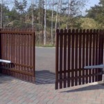 Деревянный забор ворота