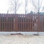Деревянный забор на фундаменте