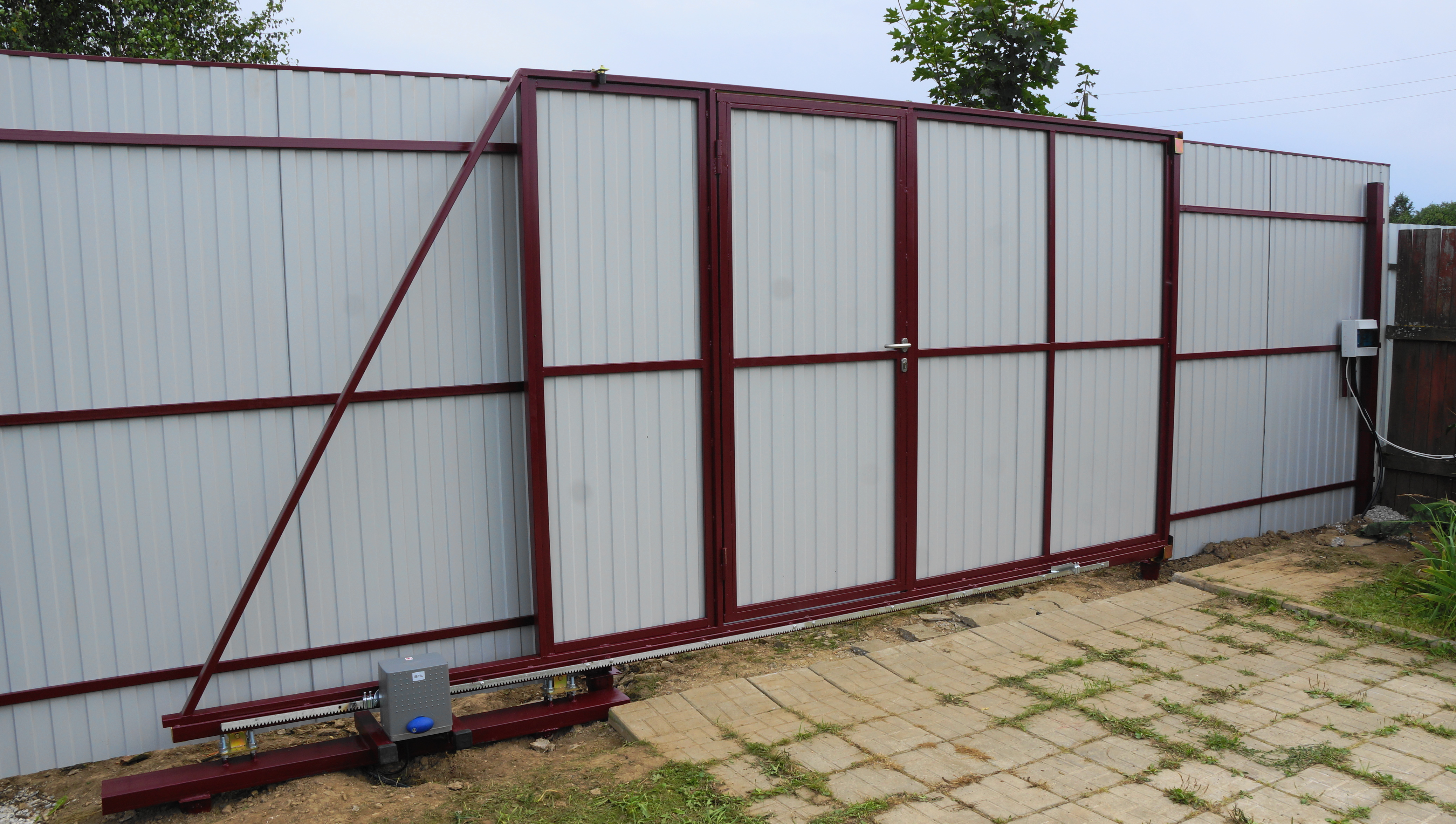 Секционный забор из профнастила с откатными воротами недорого