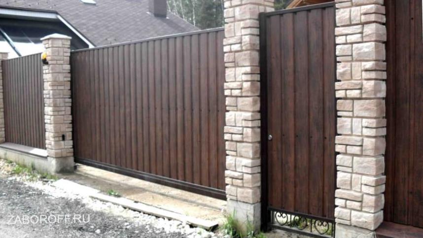 Секционный забор из профнастила с откатными воротами под ключ в Московской области