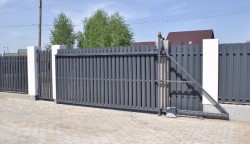 Откатные ворота из евроштакетника (высота 2.5 м)