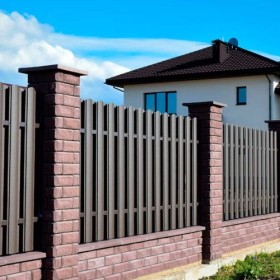 Заборы с кирпичными столбами