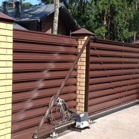 Заборы с кирпичными столбами