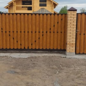 Заборы с кирпичными столбами