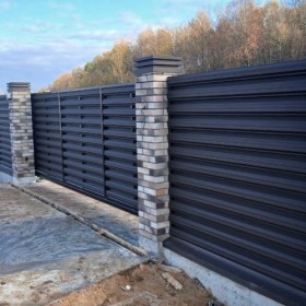 Заборы с кирпичными столбами