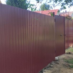 Коричневый забор из профнастила