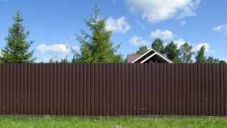 Заборы из профнастила