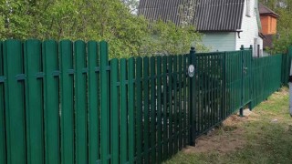 Заборы из металлического штакетника