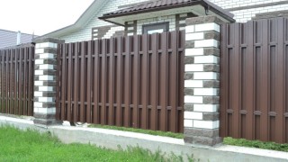 Заборы с кирпичными столбами