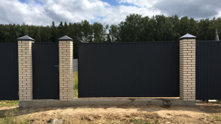 Заборы с кирпичными столбами