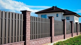 Заборы с кирпичными столбами