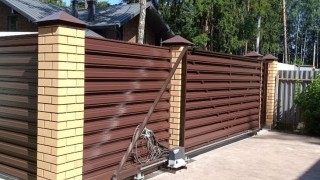 Заборы с кирпичными столбами