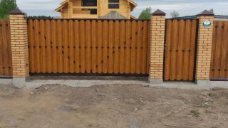 Заборы с кирпичными столбами