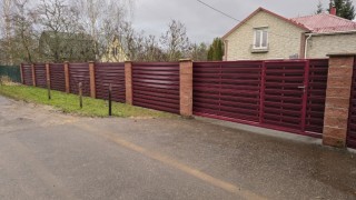 Заборы с кирпичными столбами