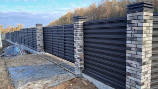 Заборы с кирпичными столбами