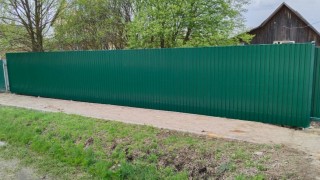 Забор из профнастила на фундаменте зеленый