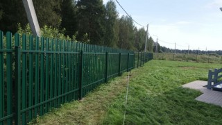 Зеленый забор из евроштакетника