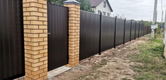 Заборы из профнастила с кирпичными столбами