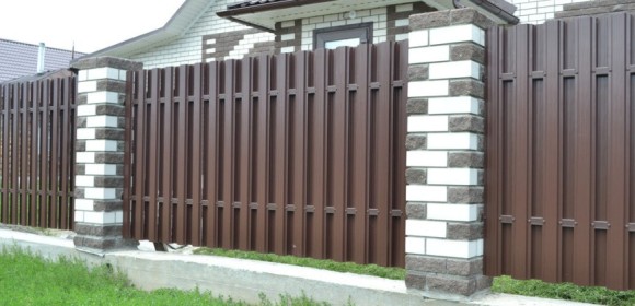 Заборы с кирпичными столбами