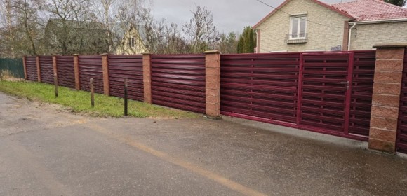 Заборы с кирпичными столбами