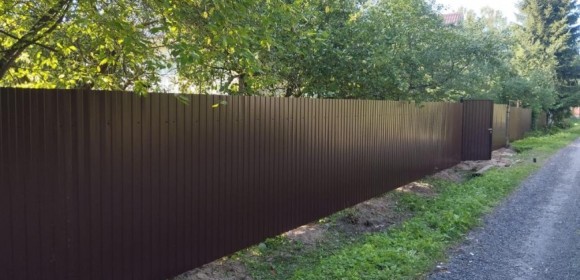 Коричневый забор из профнастила