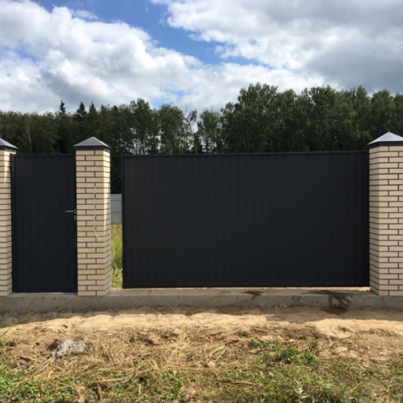 Заборы с кирпичными столбами