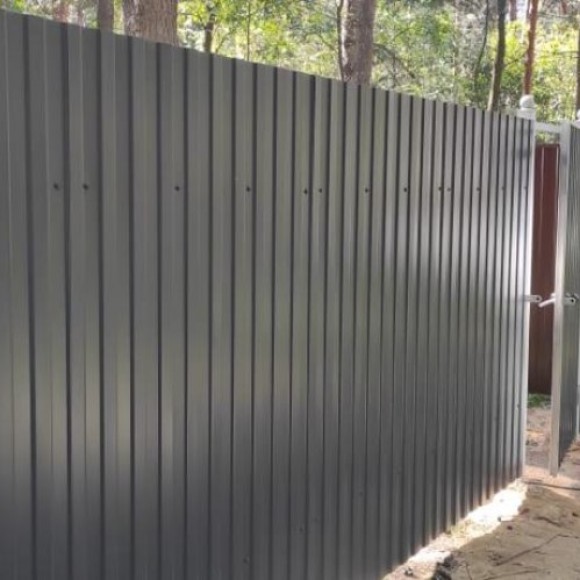 Коричневый забор из профнастила