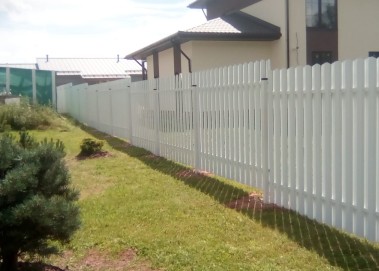 Профнастил vs Штакетник vs 3D-секции — честное сравнение