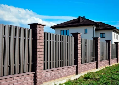 Сколько стоит забор под ключ в 2026 году: Цены за метр и полный монтаж от «Заборофф»