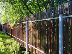 Забор для дачи из евроштакетника с двухсторонним покрытием Забор для дачи из евроштакетника с двухсторонним покрытием