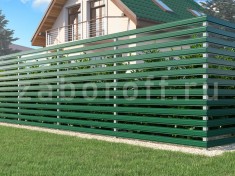 Зеленый забор из евроштакетника горизонтальный под ключ