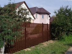 Забор из П-образного штакетника под дерево ЭКОНОМ