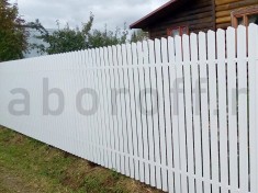 Белый забор из металлического штакетника (RAL 9010) 