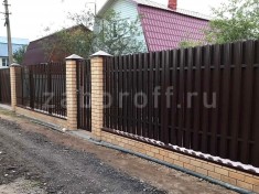 Коричневый забор шахматка из штакетника с кирпичными столбами Коричневый забор шахматка из штакетника с кирпичными столбами