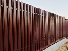 Забор из евроштакетника шахматка под дерево ОПТИМА+ Забор из евроштакетника шахматка под дерево ОПТИМА+