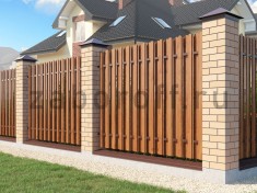 Забор из штакетника под дерево шахматка с кирпичными столбами на фундаменте 380х400 мм