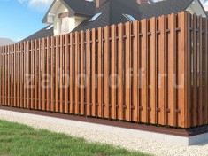 Забор из евроштакетника шахматка под дерево на фундаменте 250х400 мм