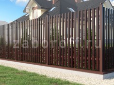 Забор из штакетника под темное дерево в секциях на фундаменте 250х400 мм Забор из штакетника под темное дерево в секциях на фундаменте 250х400 мм