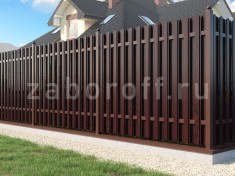 Забор из двухстороннего штакетника шахматка под дерево в секциях на фундаменте Забор из двухстороннего штакетника шахматка под дерево в секциях на фундаменте