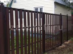 Забор из металлического штакетника c распашными воротами