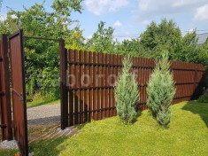 Забор на трех лагах из евроштакетника с распашными воротами и калиткой