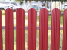 Забор из одностороннего М-образного металлического штакетника для дачи Забор из одностороннего М-образного металлического штакетника для дачи