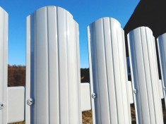 Забор из одностороннего полукруглого металлического штакетника для дачи