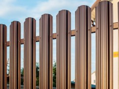 Забор из П-образного металлического штакетника GrandLine