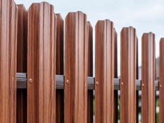 Забор из П-образного металлического штакетника GrandLine под дерево Забор из П-образного металлического штакетника GrandLine под дерево