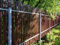 Металлический забор из евроштакетника