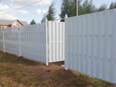 Красивый забор из евроштакетника