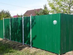 Забор из профнастила с распашными воротами и калиткой