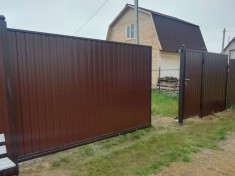 Забор из профнастила с воротами и калиткой купить с установкой в Москве